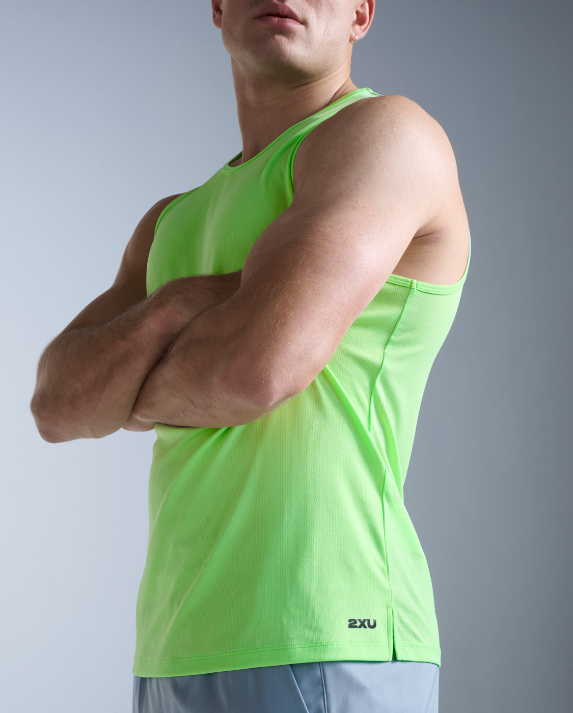 2xu-aero-tank-canotta-running-uomo-slim-verde-chiaro image 2
