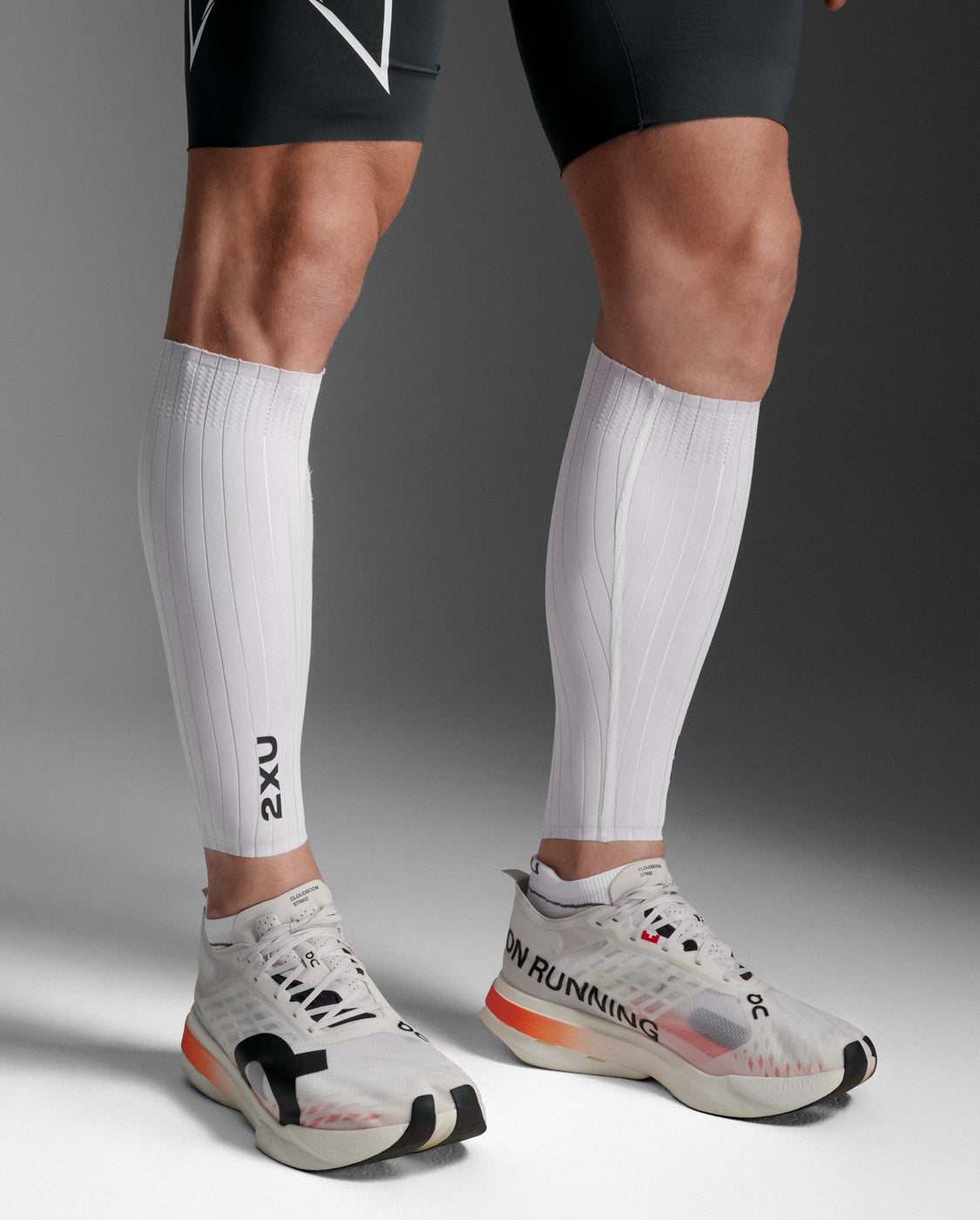 2xu-light-speed-aero-calf-guards-uomo-bianco image 2