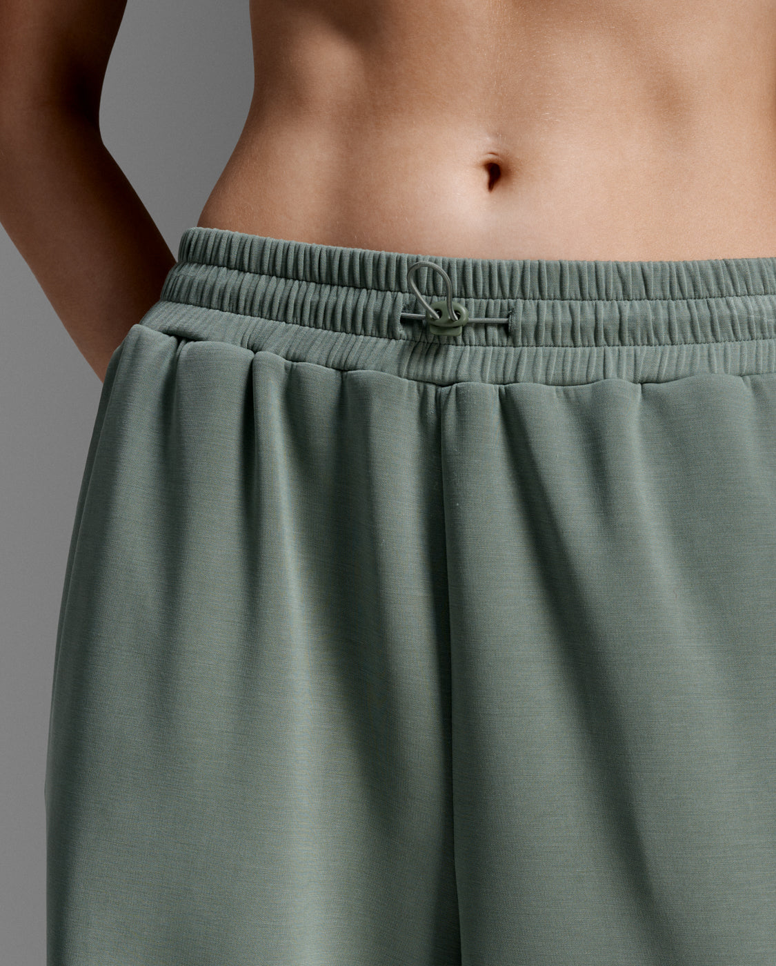 2xu-wonderluxe-sand-washed-wide-leg-pants-verde image 3