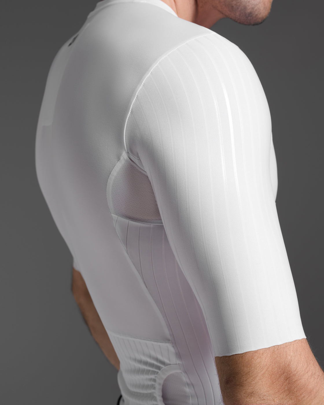 2xu-light-speed-react-trisuit-con-maniche-nero-bianco-triathlon image 7