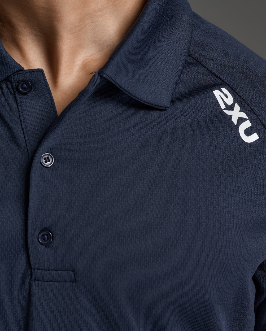 2xu-aspire-polo-uomo-blu-navy image 8