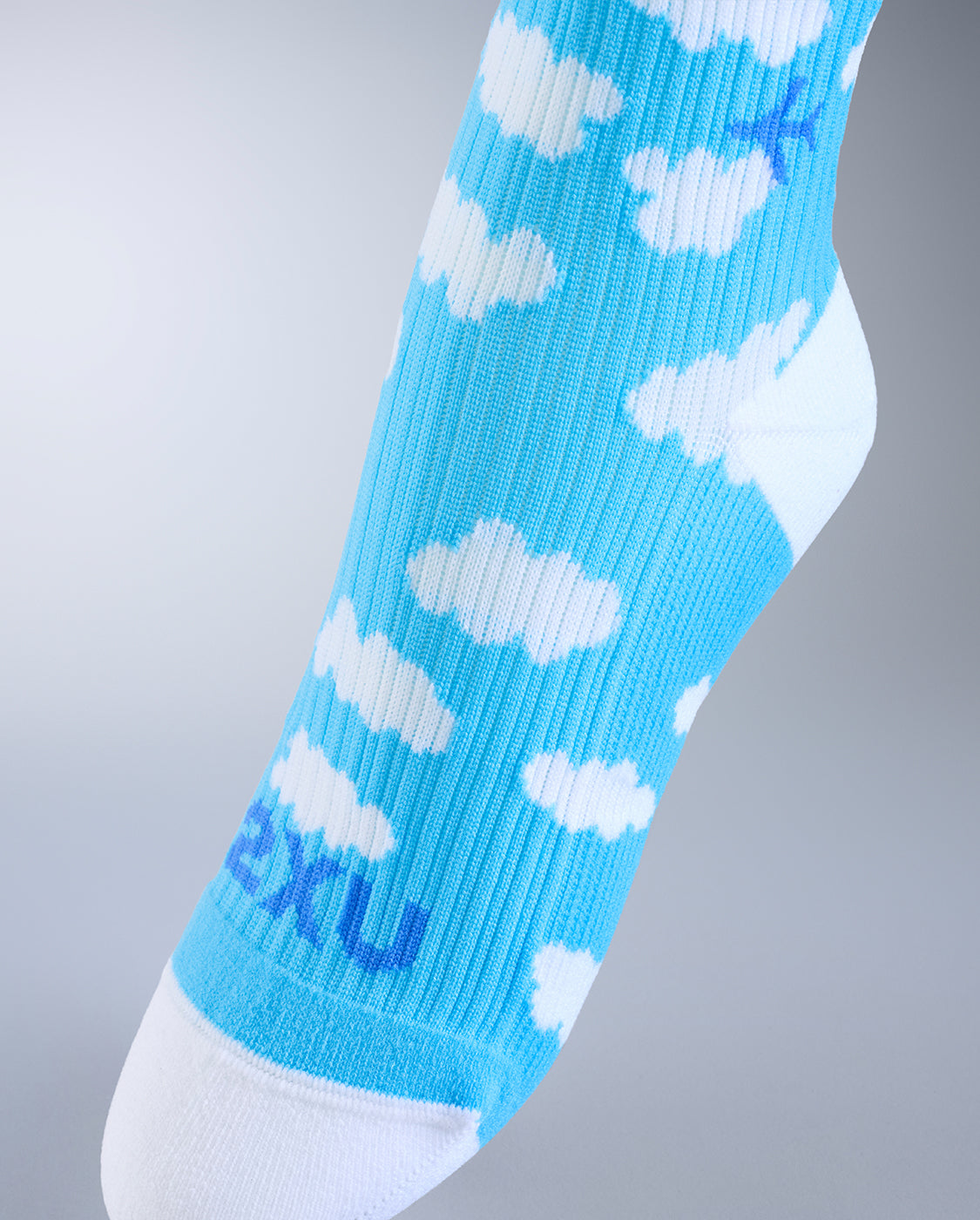 2xu-flight-bamboo-charcoal-compression-socks-unisex image 5