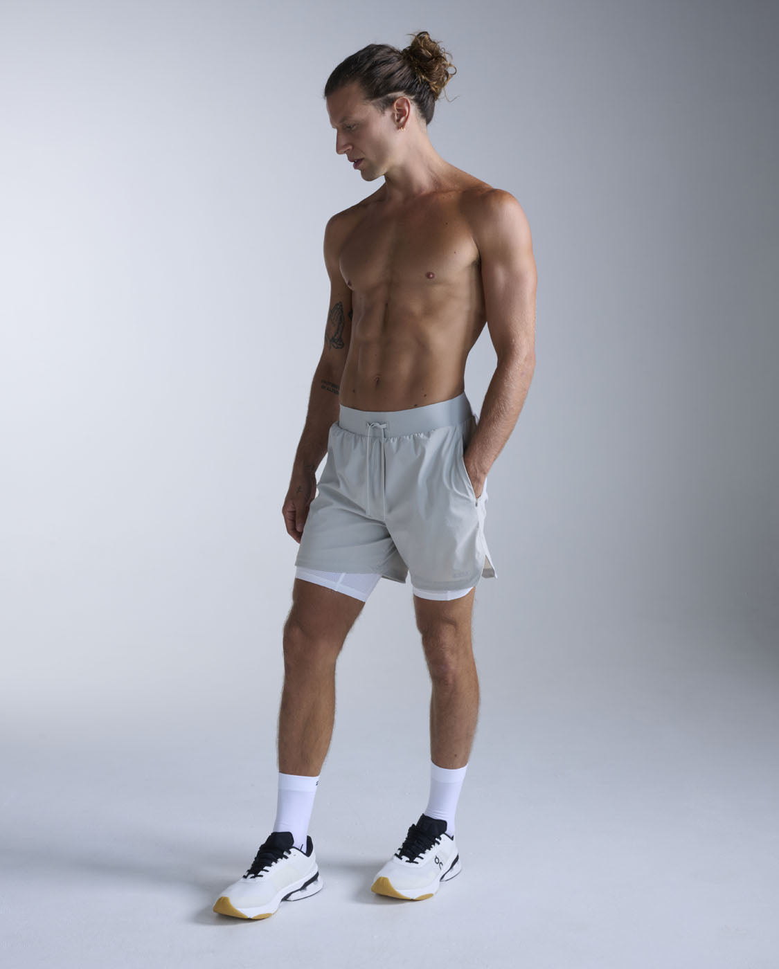 2xu-flex-2-in-1-5-inch-shorts-pantaloncini-training-uomo-grigio image 7