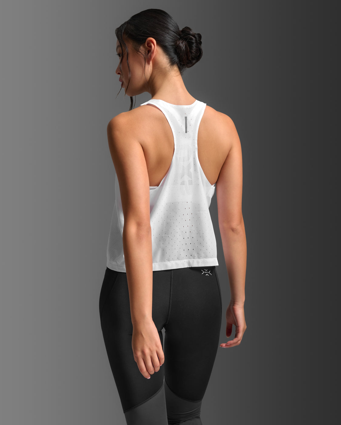 2xu-light-speed-react-crop-singlet-top-running-donna image 2