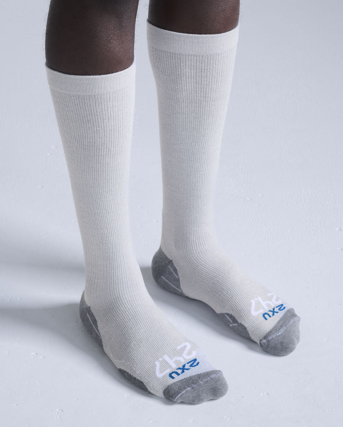 2xu-24-7-bamboo-compression-socks-calze-a-compressione-grigio image 4
