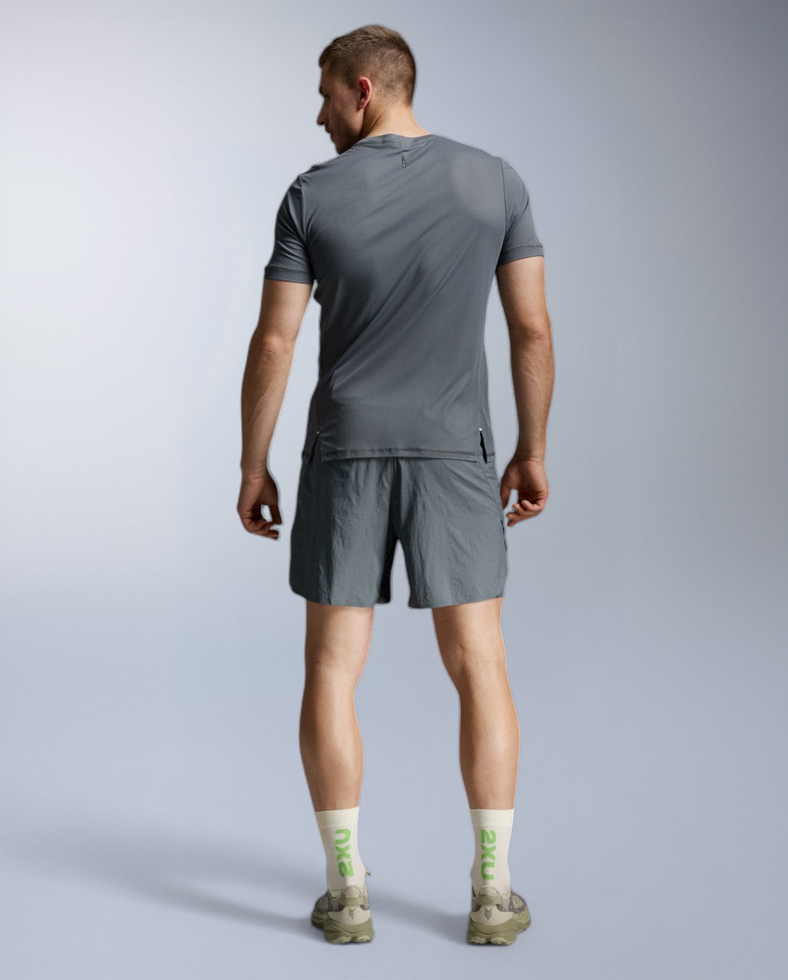2xu-aero-trail-tee-maglia-trail-running-uomo-grigio image 5