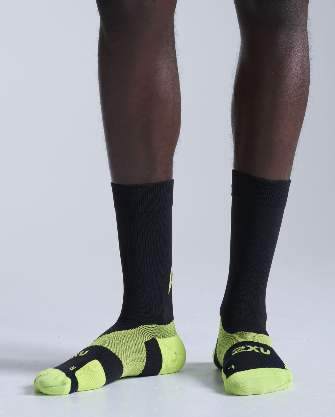 2xu-vectr-light-cushion-crew-socks-calzini-running image 1