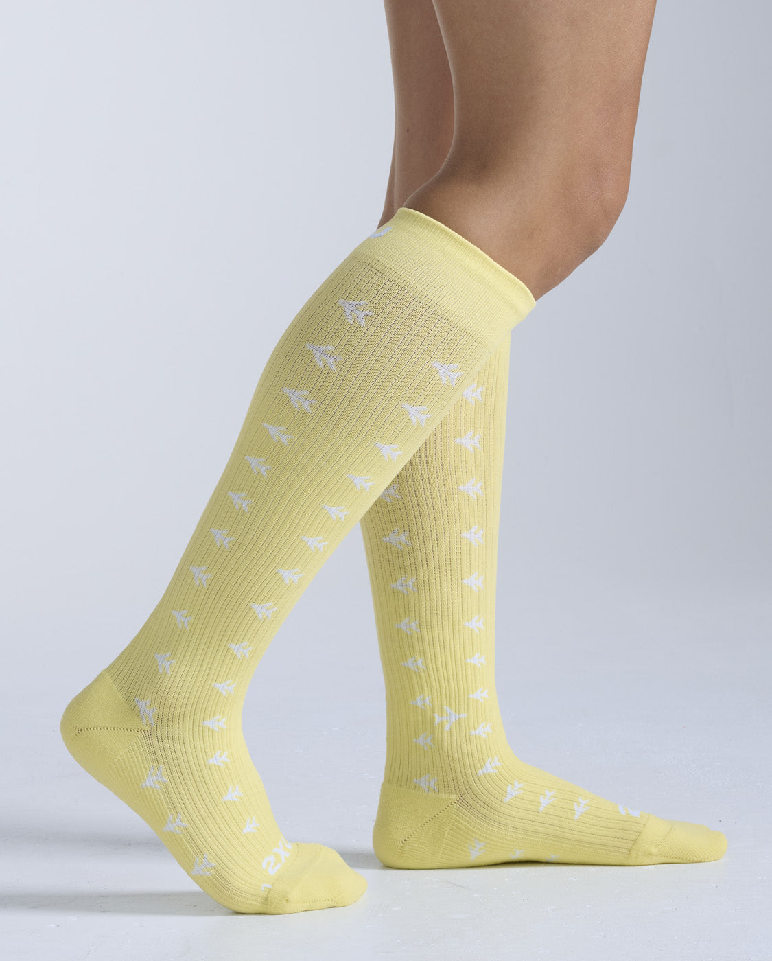 2xu-flight-bamboo-charcoal-compression-socks-calze-compressione-graduata image 2