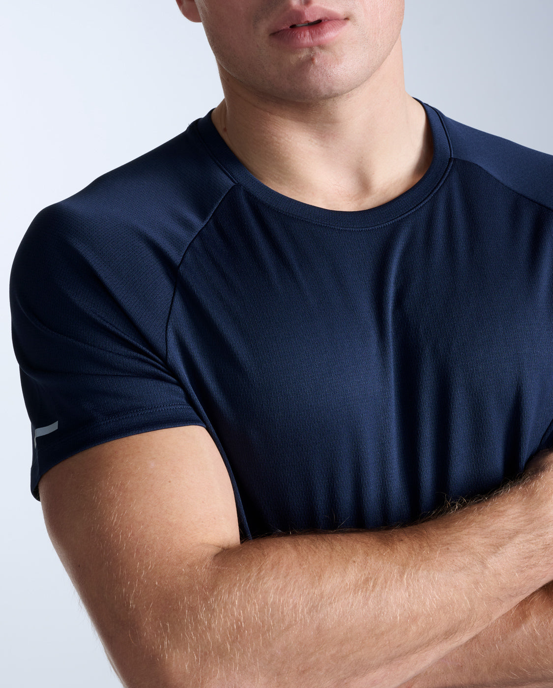 2xu-aero-tee-running-blu-navy-slim image 2