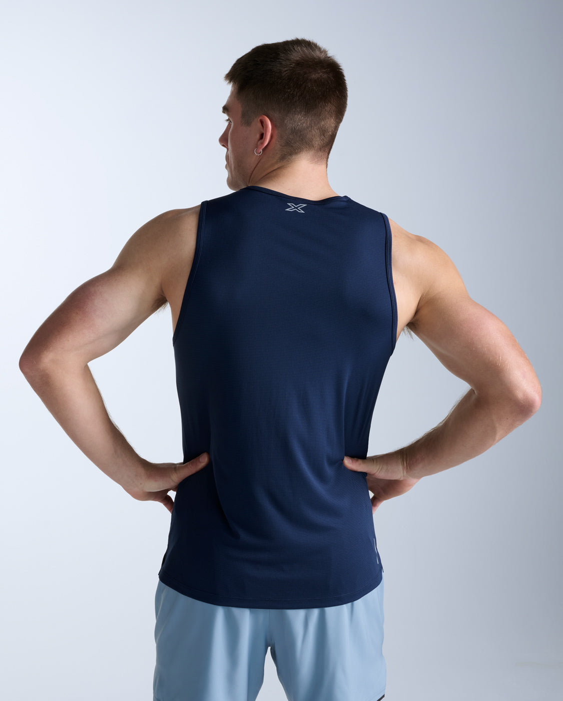 2xu-aero-tank-canotta-running-uomo-slim-fit-blu-navy image 3