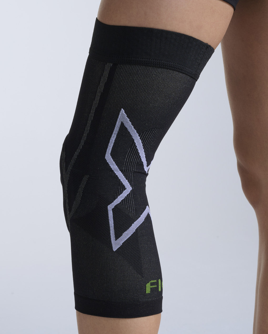 2xu-recovery-knee-brace-with-fir-ginocchiera-nero-grigio image 7