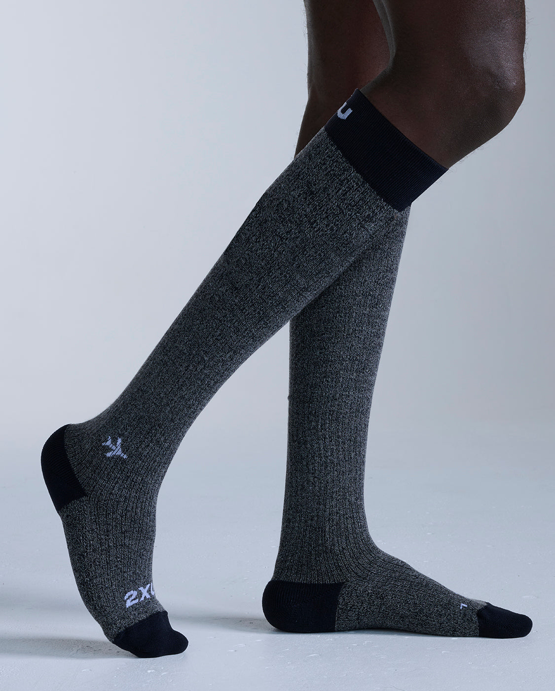 2xu-flight-bamboo-charcoal-compression-socks-grigio-nero-calze-compressione-viag image 1