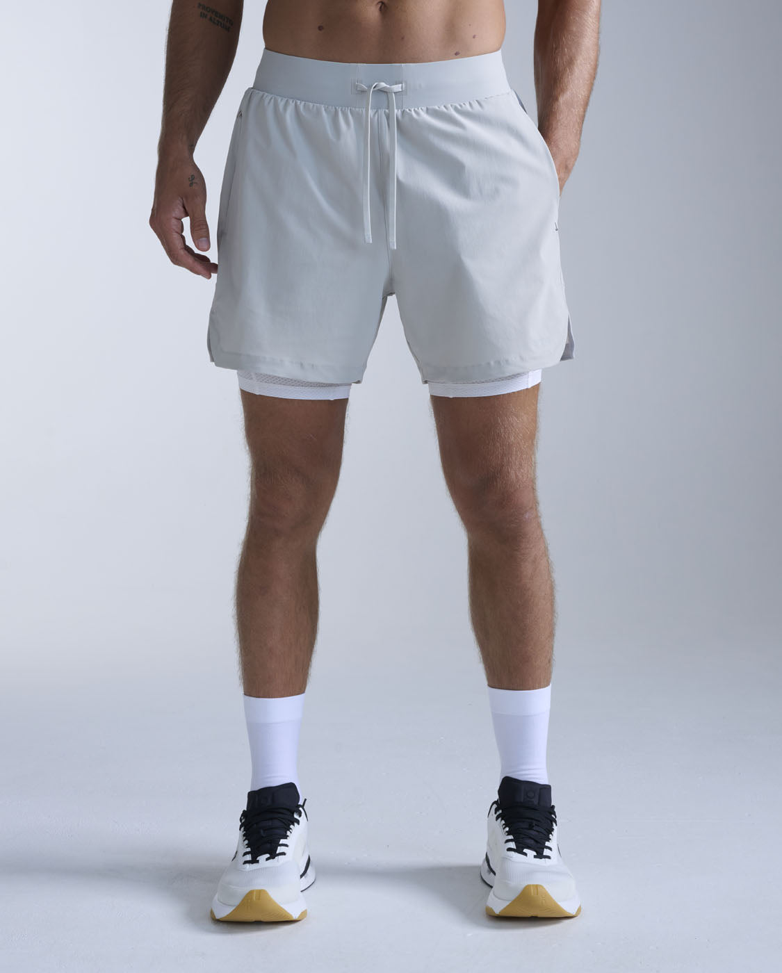 2xu-flex-2-in-1-5-inch-shorts-pantaloncini-training-uomo-grigio image 2
