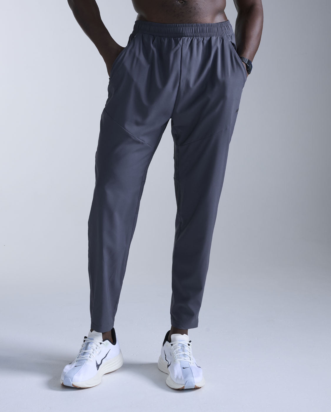 2xu-aero-woven-jogger-pantaloni-running-leggeri-con-zip image 1