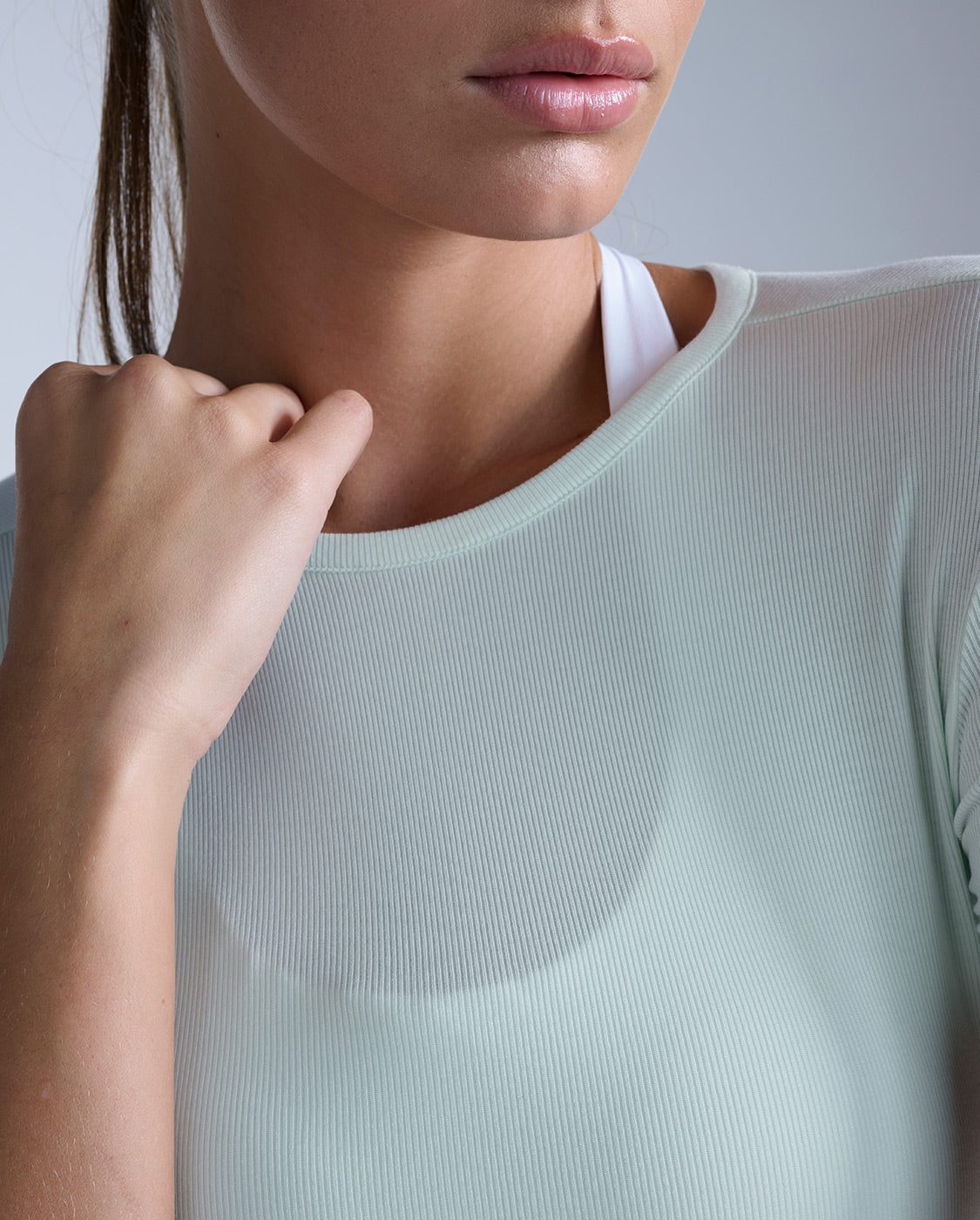 2xu-form-fluid-modal-ribbed-crop-tee-t-shirt-crop-verde image 5