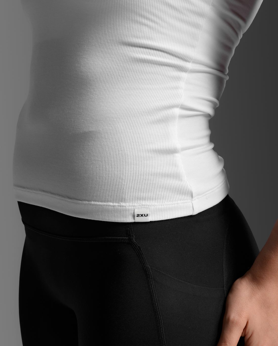 2xu-fluid-modal-ribbed-tank-canotta-costina-bianca image 8