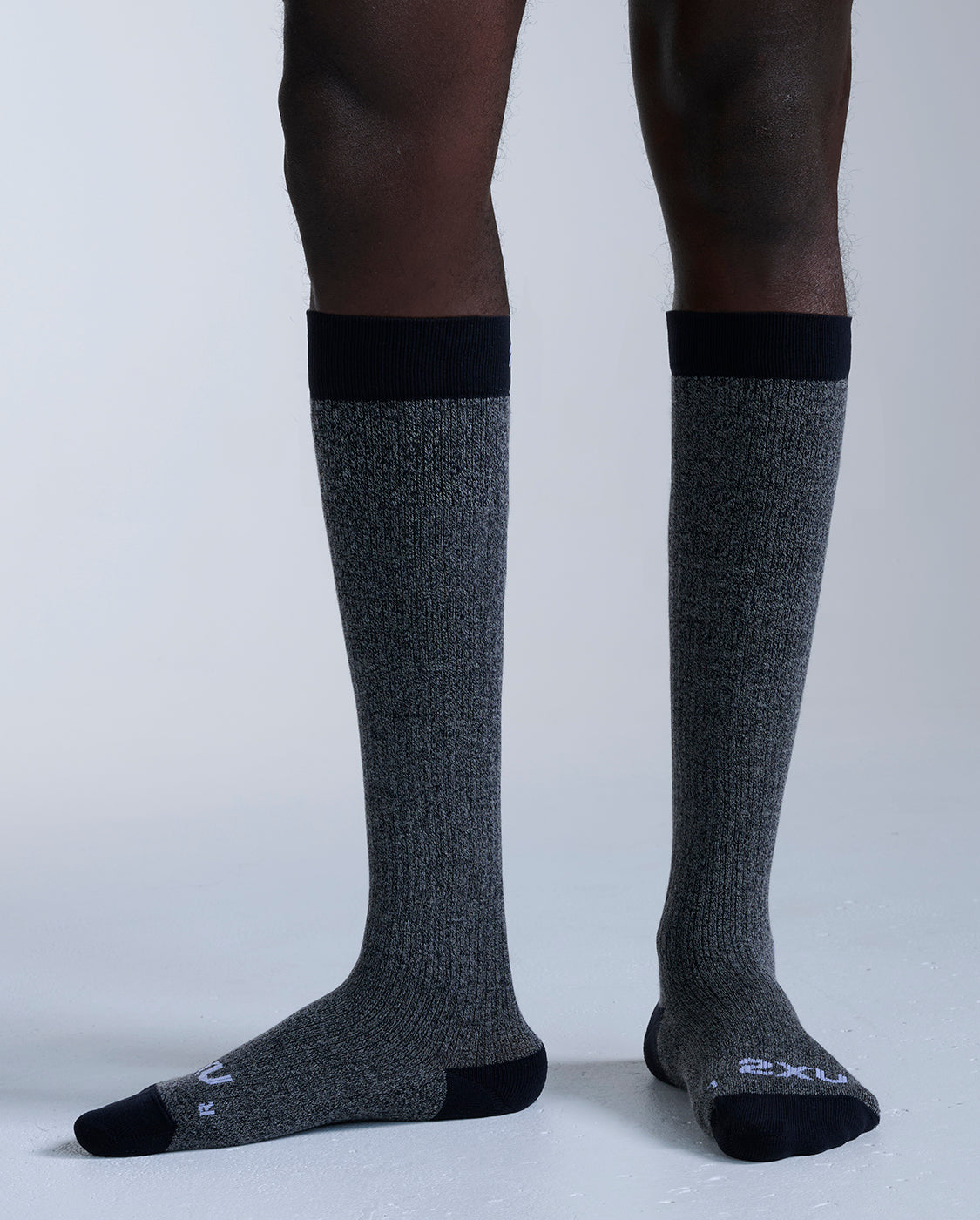 2xu-flight-bamboo-charcoal-compression-socks-grigio-nero-calze-compressione-viag image 2
