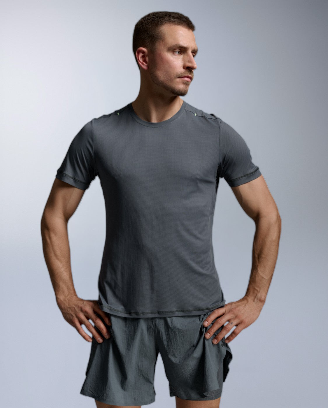 2xu-aero-trail-tee-maglia-trail-running-uomo-grigio image 1