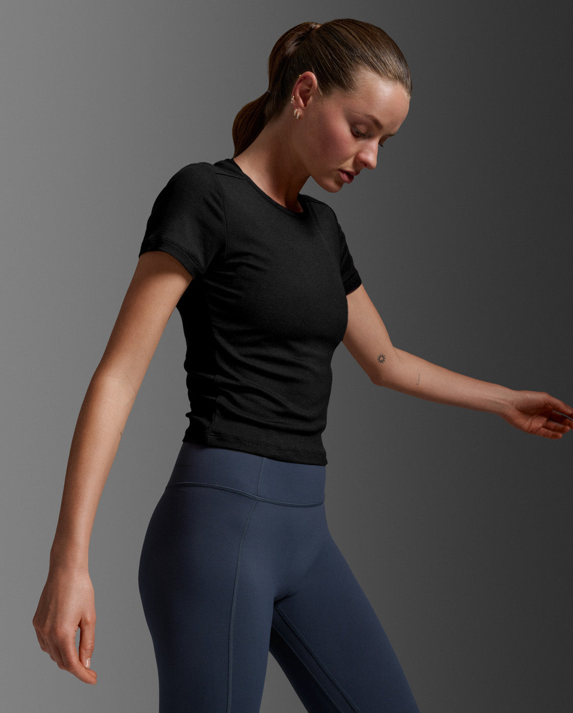 2xu-form-fluid-ribbed-crop-tee-donna-nera-t-shirt-crop-fitted image 2