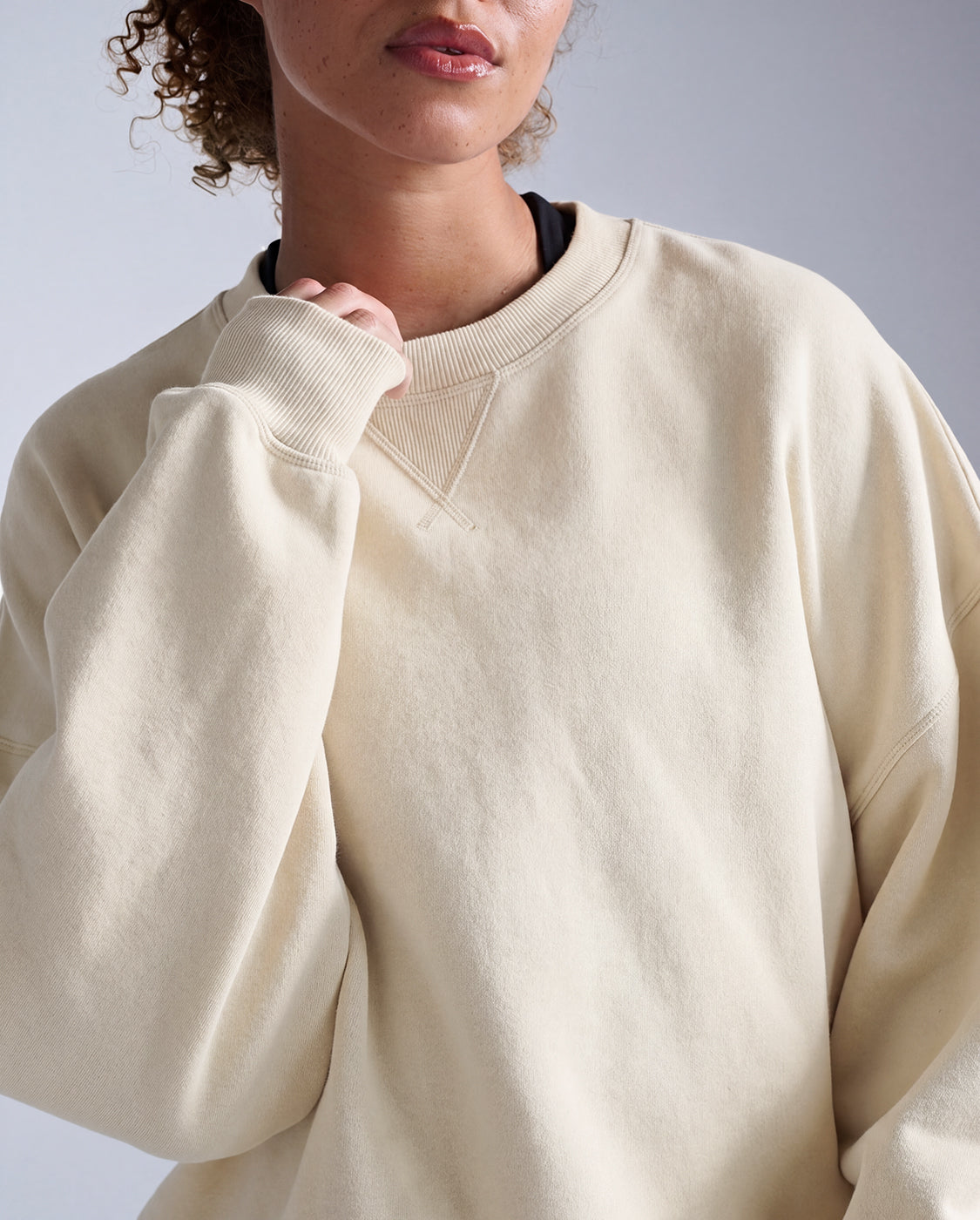 2xu-ez-felpa-girocollo-oversize-in-cotone-organico-uomo-beige image 8