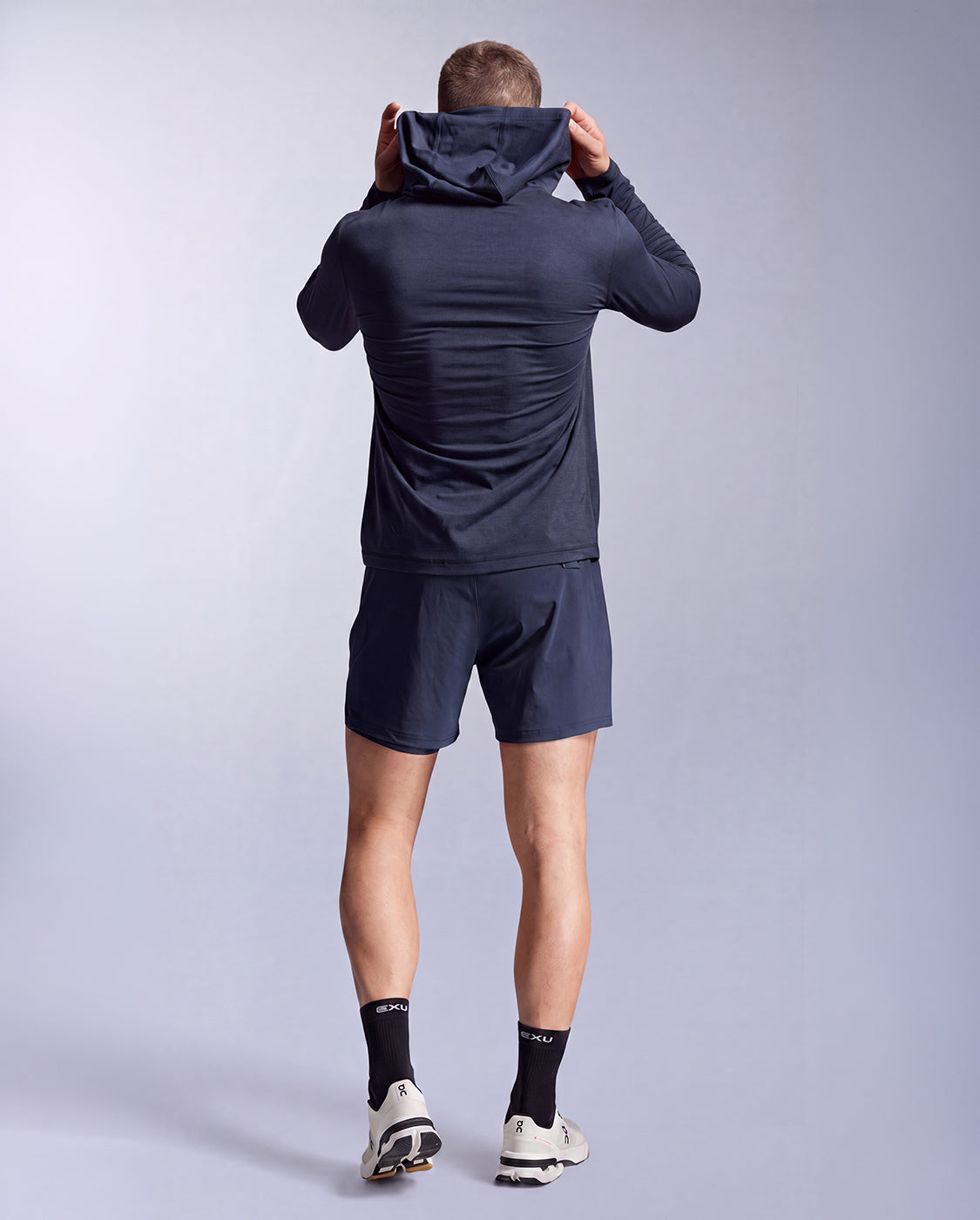 2xu-motion-uomo-felpa-cappuccio-manica-lunga-blu image 4
