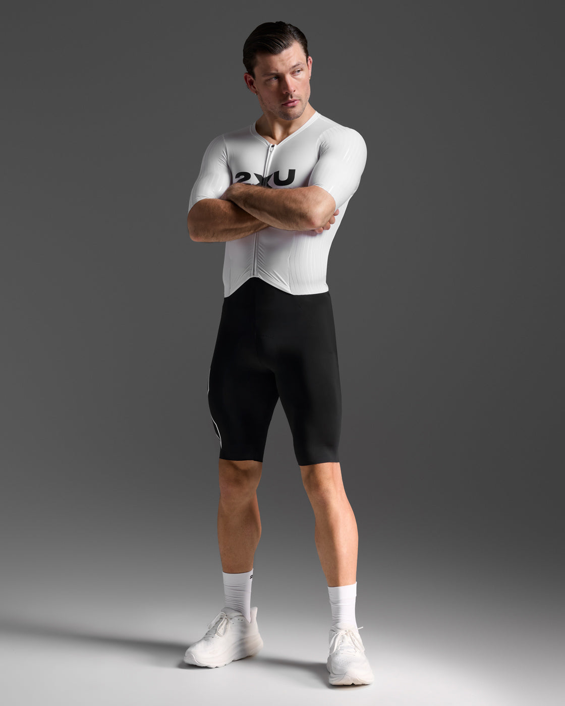 2xu-light-speed-react-trisuit-con-maniche-nero-bianco-triathlon image 4
