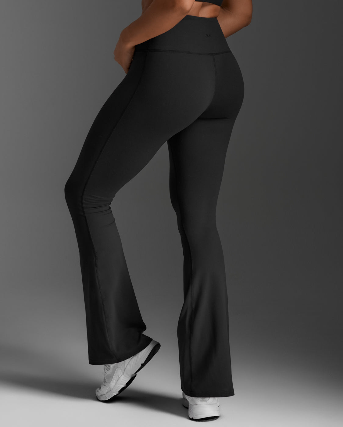 2xu-fluid-pantaloni-flare-hi-rise-donna-neri image 3