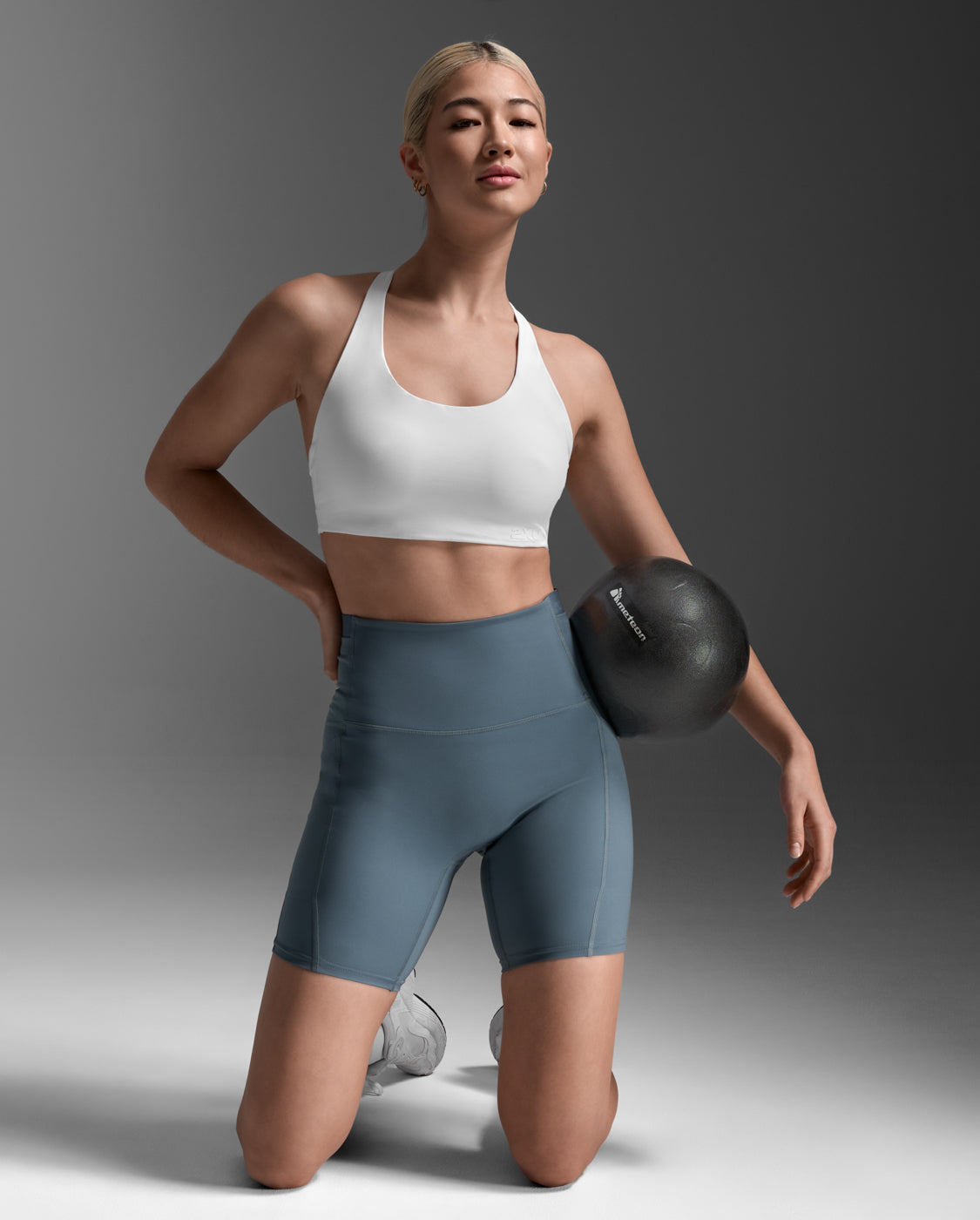 2xu-form-stash-hi-rise-6-compression-short-con-tasche-verde image 2