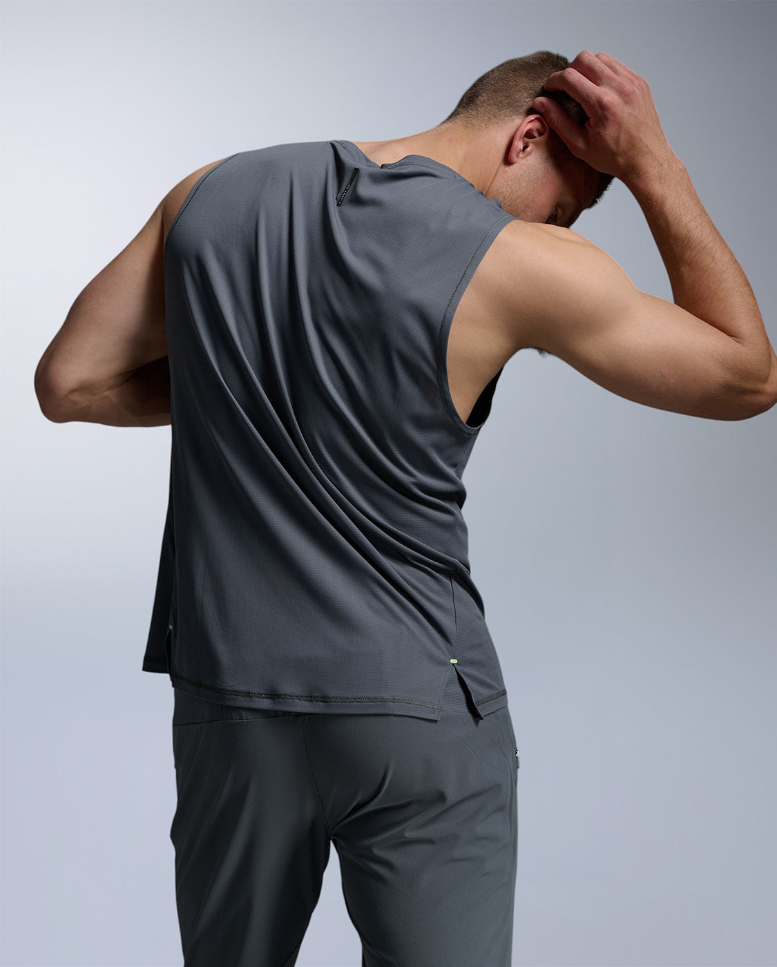 2xu-aero-trail-tank-canotta-trail-uomo-grigia image 6