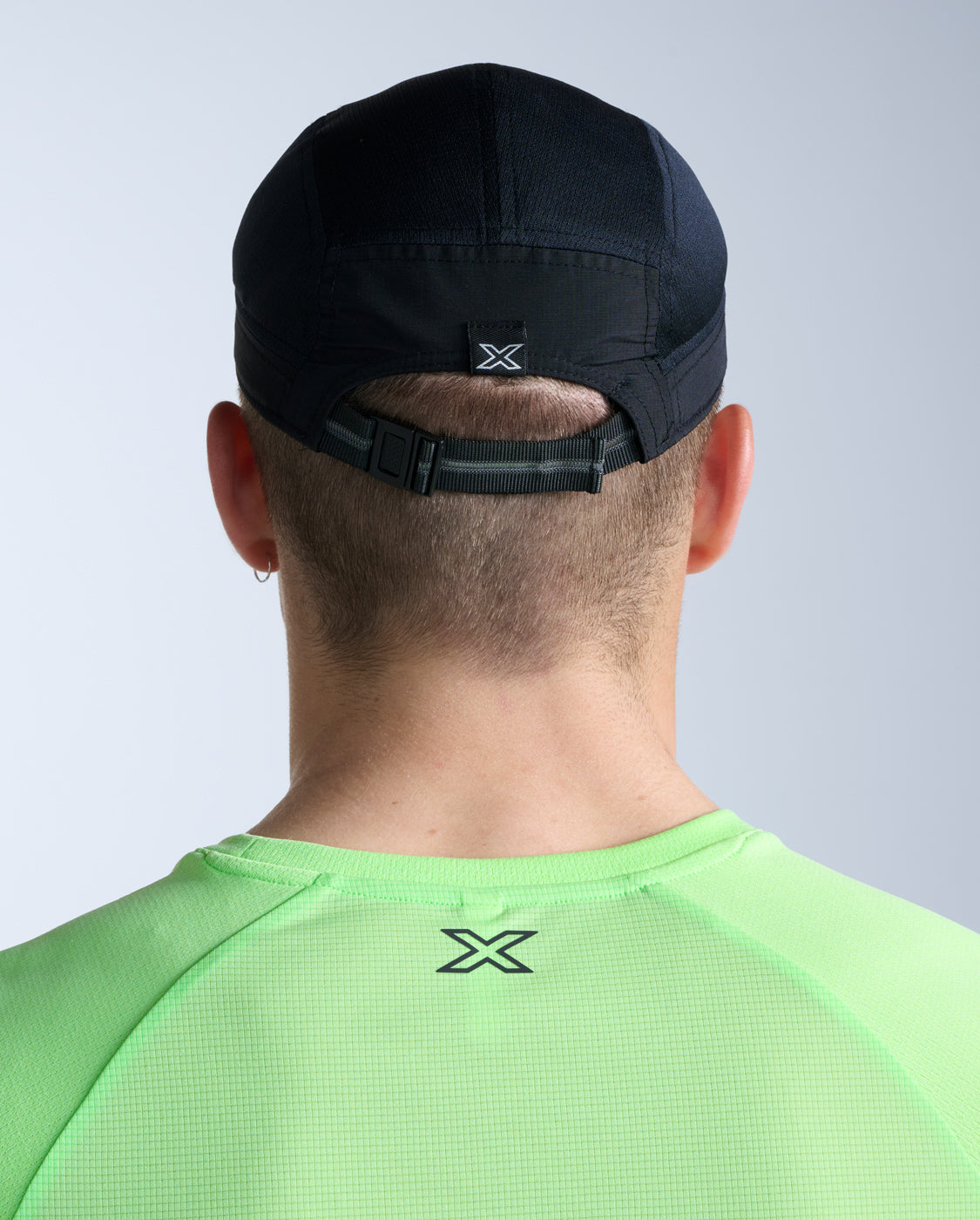2xu-light-speed-small-cap-cappellino-running-nero image 2