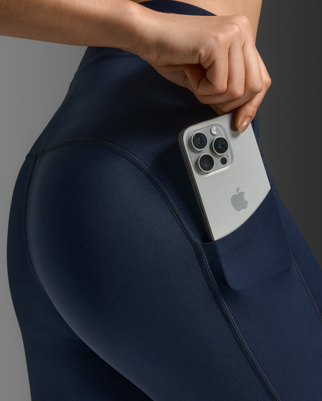 2xu-form-stash-hi-rise-leggings-compressione-7-8-con-tasche-blu-navy image 6