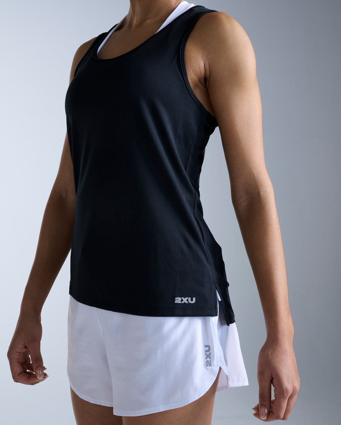 2xu-aero-singlet-canotta-running-donna-slim-nera image 3