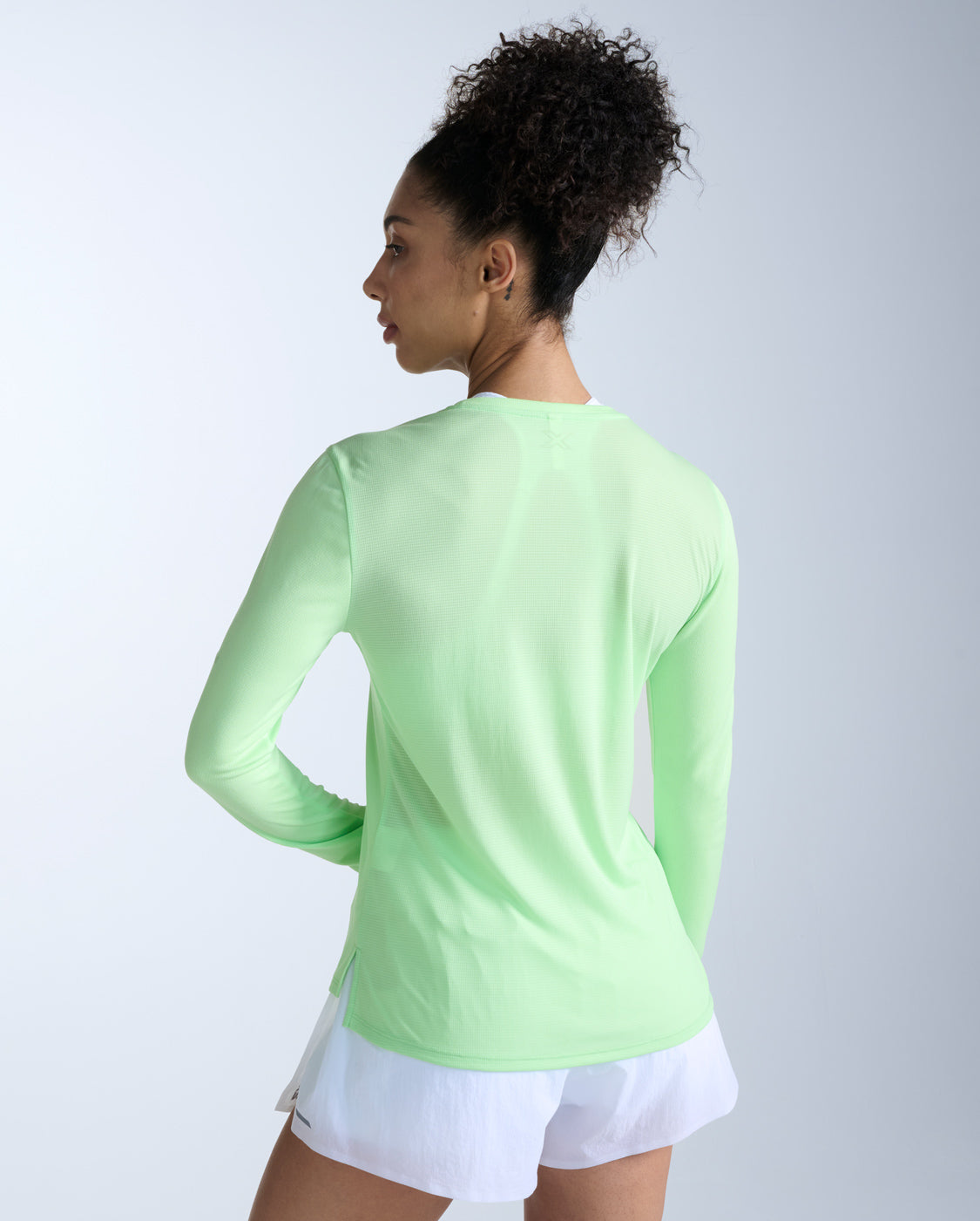 2xu-aero-long-sleeve-donna-maglia-running-verde-slim-fit image 4