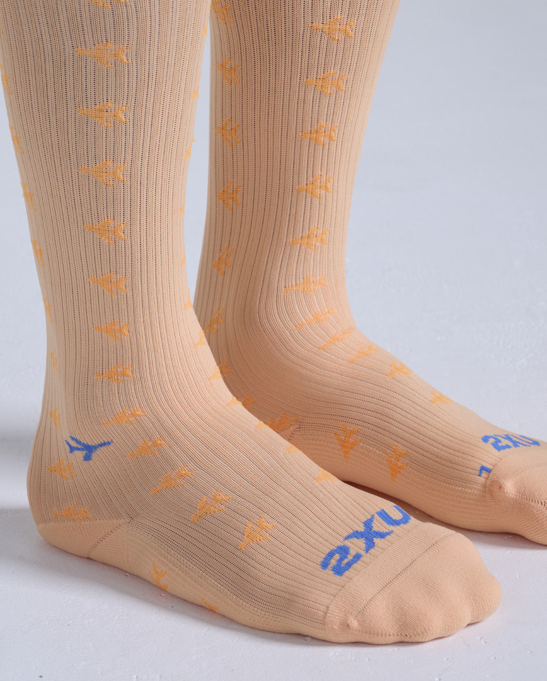 2xu-flight-bamboo-charcoal-compression-socks-calzini-volo-compressivi image 5