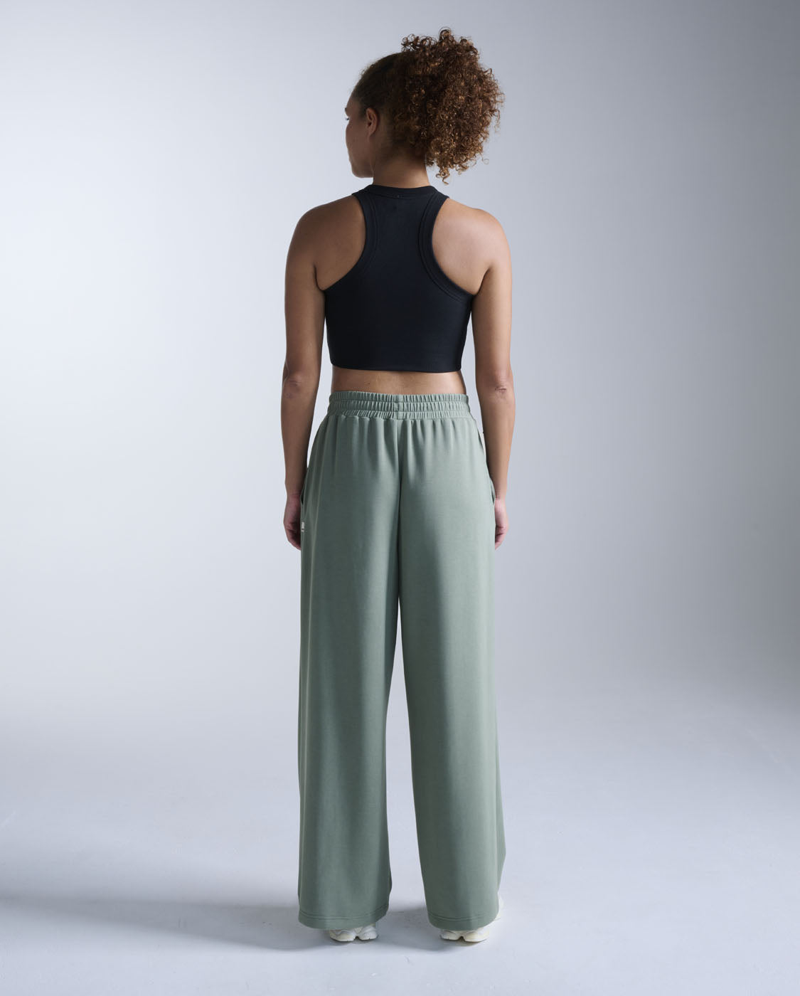 2xu-fluid-tencel-ribbed-crop-tank-canotta-crop-nero-training image 7