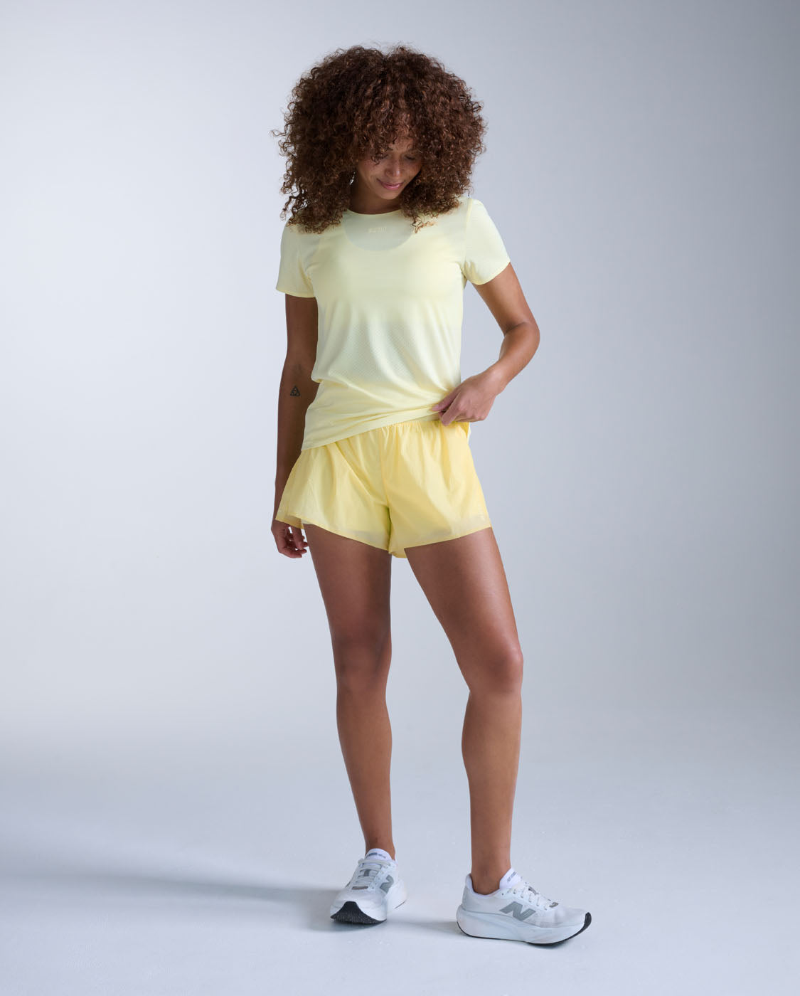 2xu-light-speed-tech-tee-maglia-running-gialla image 5