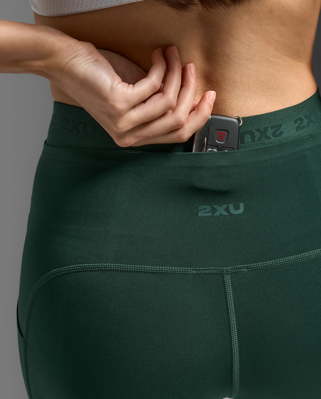 2xu-form-stash-hi-rise-compression-7-8-tights-con-tasche-verde-scuro image 8