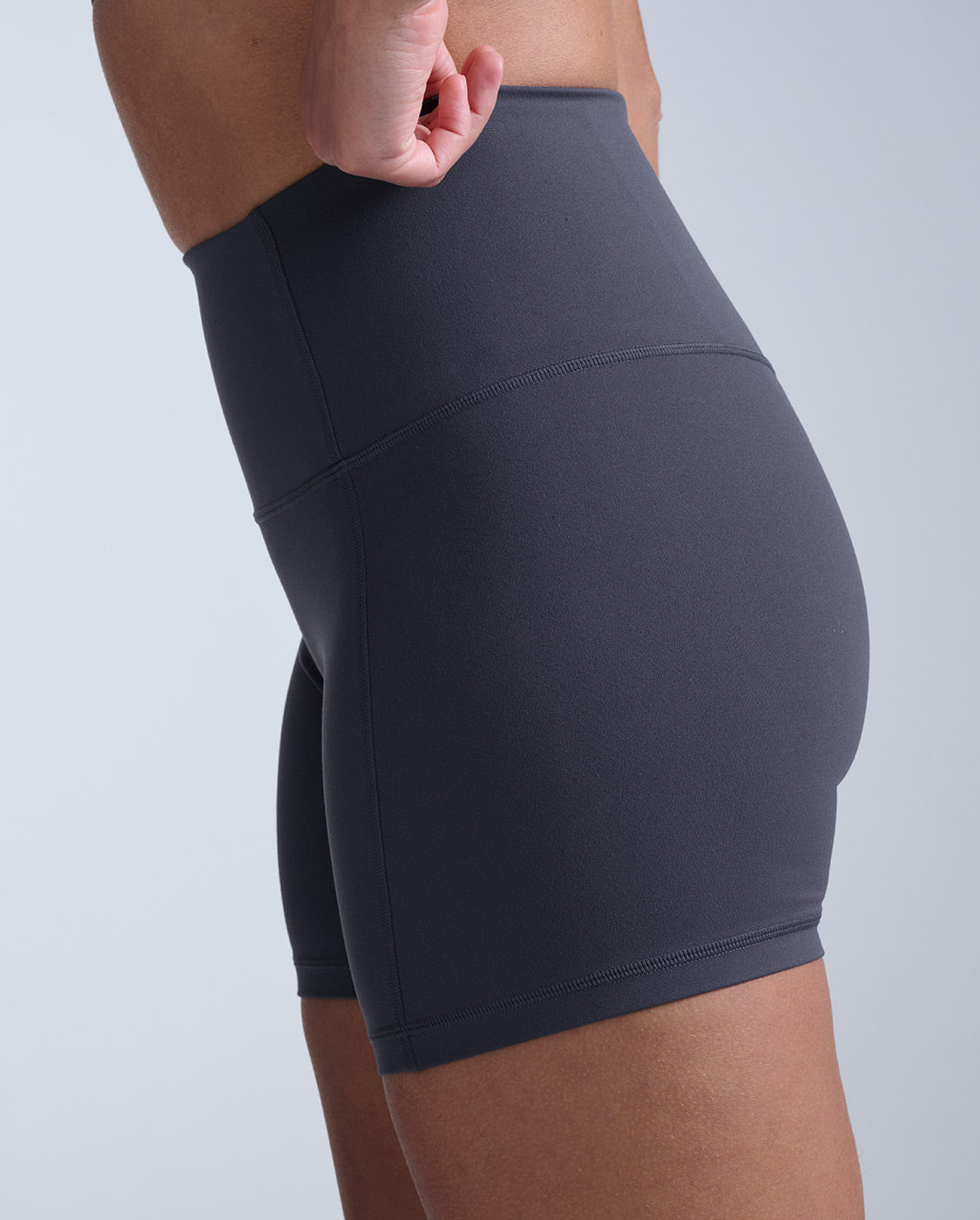 2xu-fluid-hi-rise-5-inch-shorts-donna-shorts-modellanti image 4