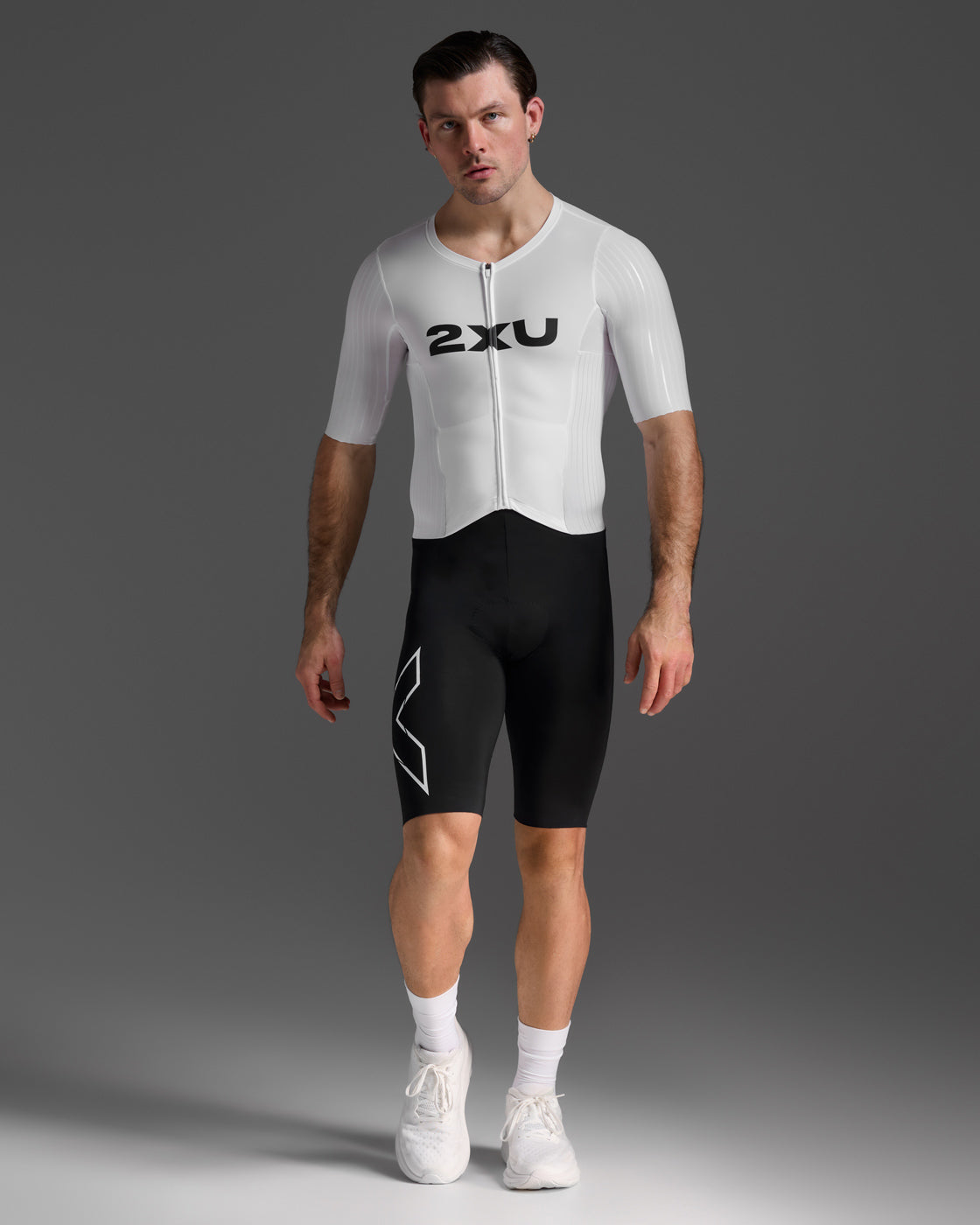 2xu-light-speed-react-trisuit-con-maniche-nero-bianco-triathlon image 1