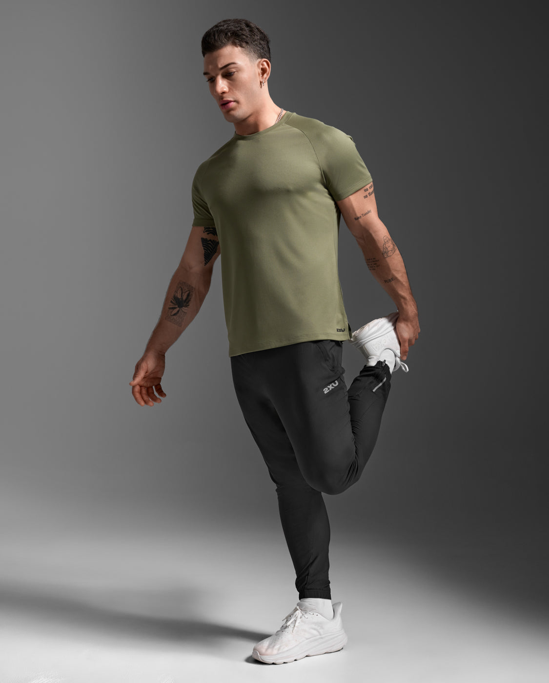 2xu-aero-tee-uomo-slim-verde image 3