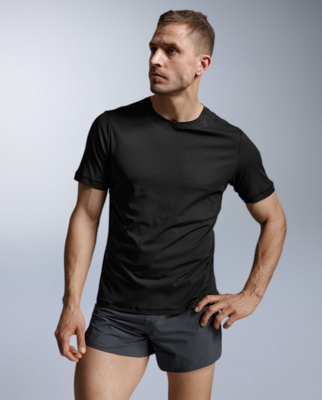 2xu-aero-trail-tee-uomo-maglia-trail-running-nera-regular-fit image 1