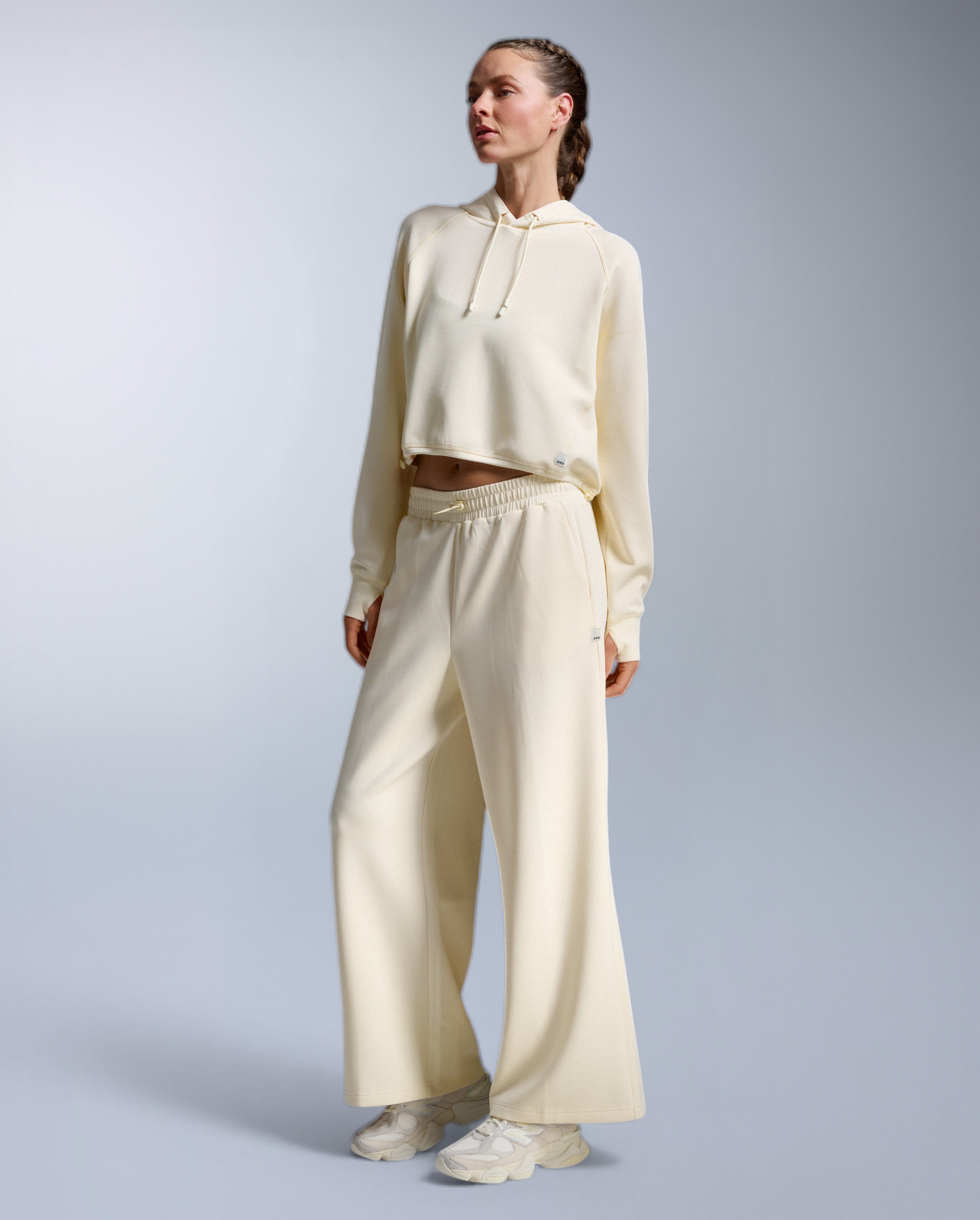 2xu-wonderluxe-sand-washed-cropped-hoodie-donna-beige image 5