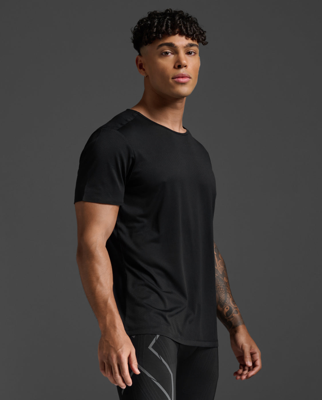 2xu-light-speed-tech-tee-maglia-running-traspirante-nera image 3