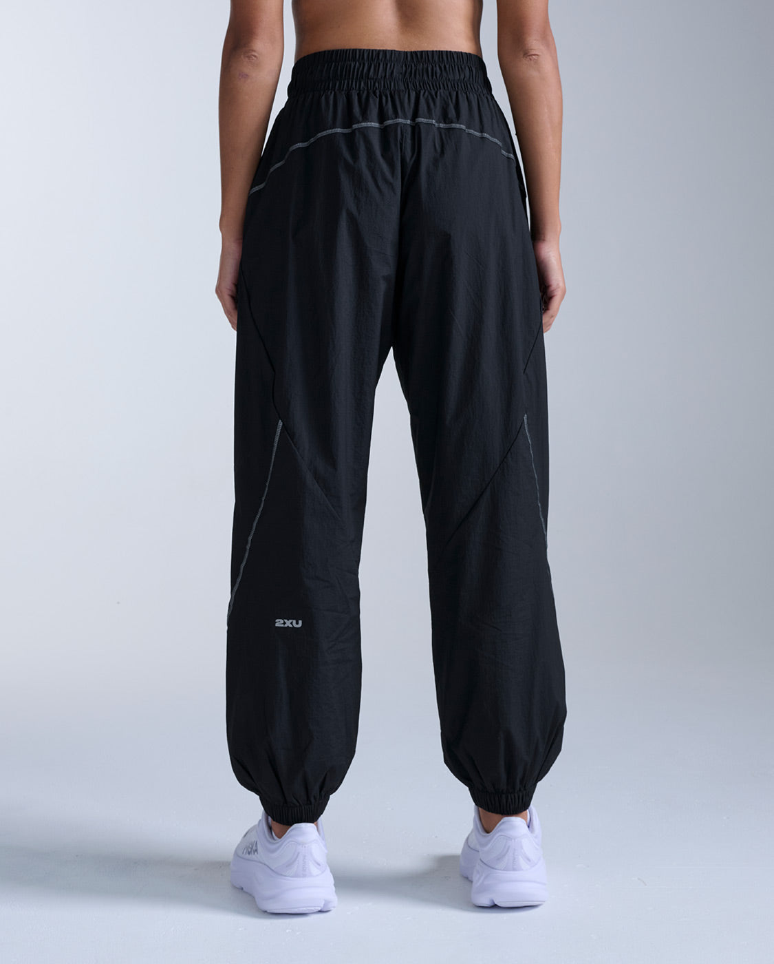 2xu-aero-oversized-jogger-donna-pantalone-running-nero-idrorepellente image 2