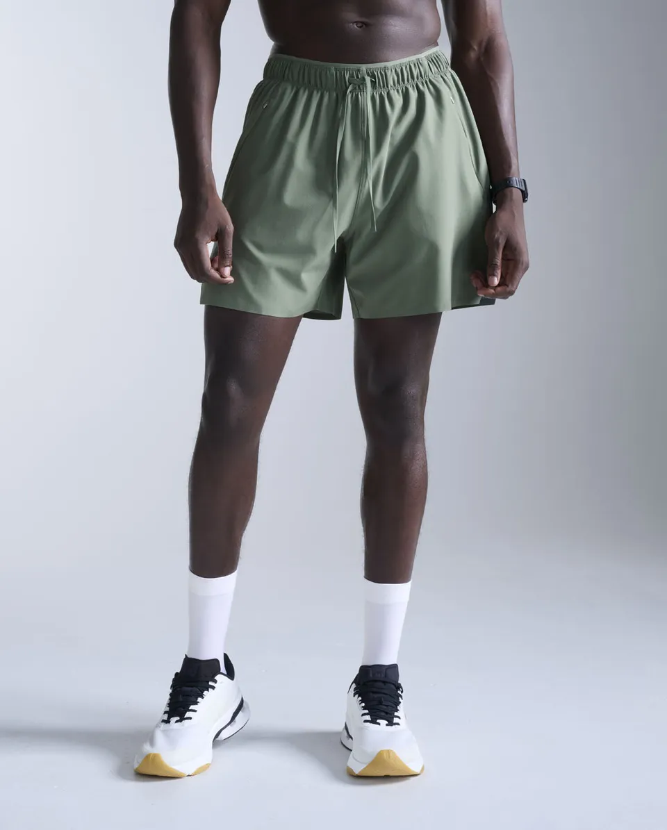 2xu-motion-5-inch-unlined-shorts-da-training-verde image 1