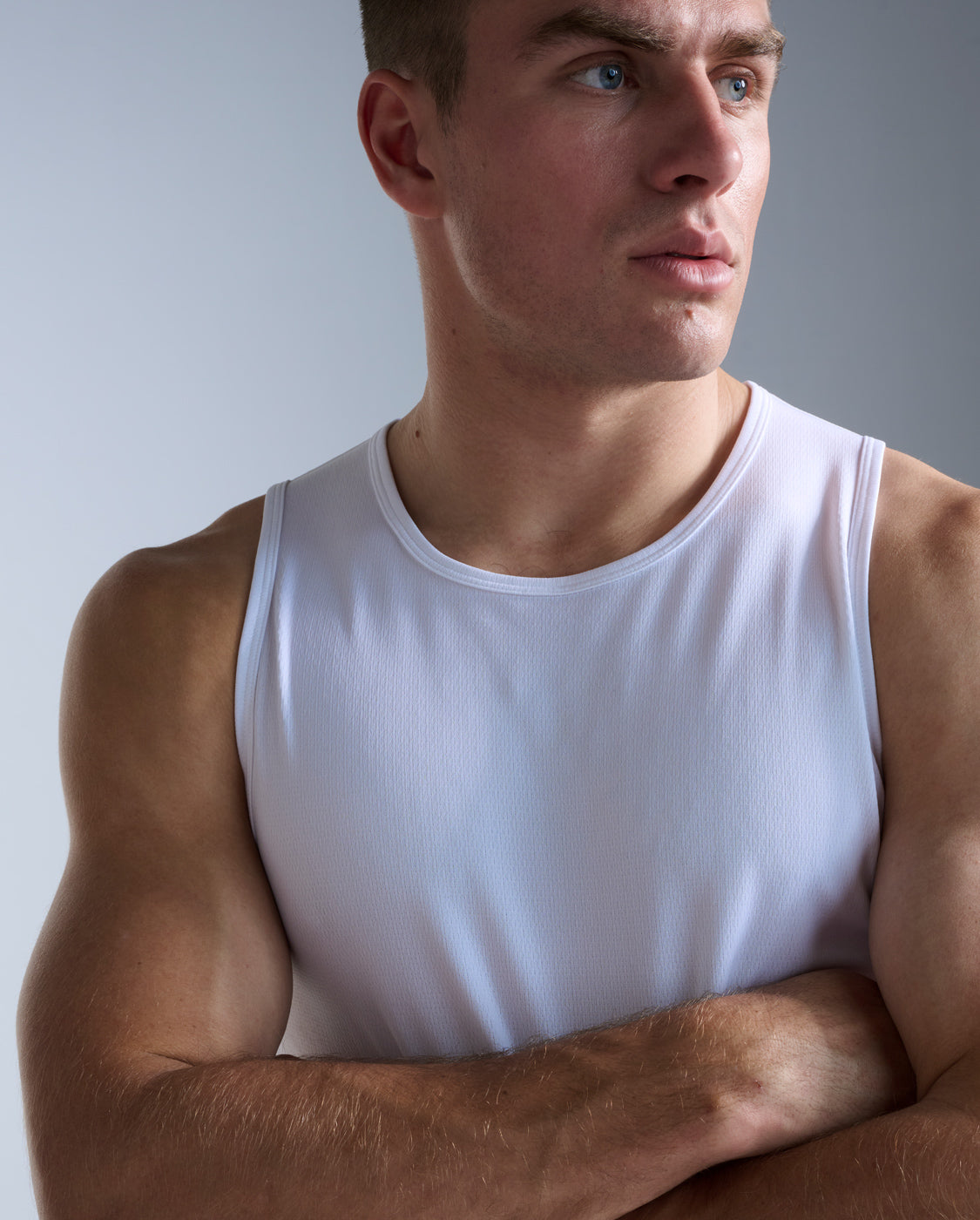 2xu-aero-tank-uomo-bianco-slim-canotta-running-traspirante image 4