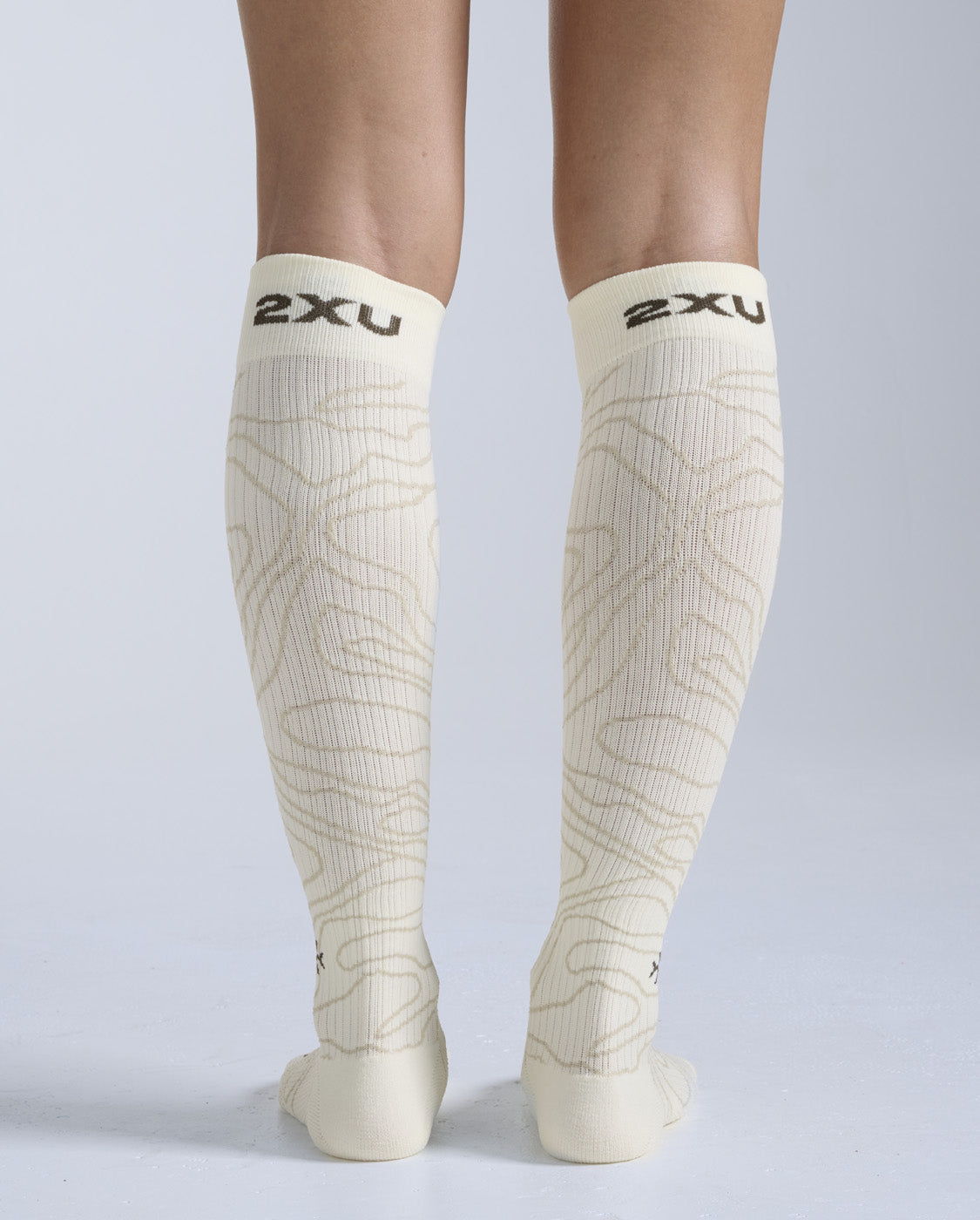 2xu-flight-bamboo-charcoal-compression-socks-calze-beige image 3