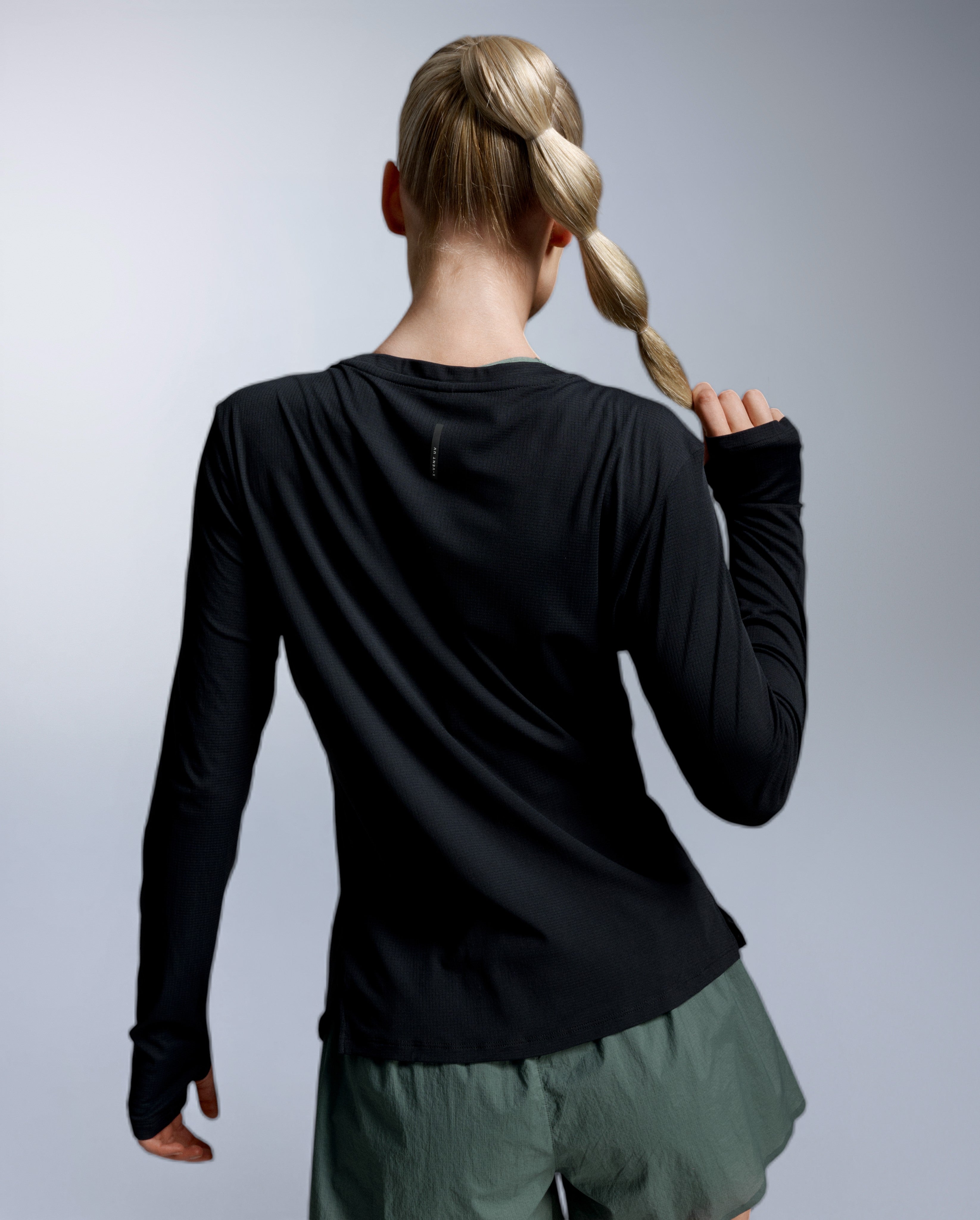 2xu-aero-trail-long-sleeve-maglia-trail-running-donna-manica-lunga-nera image 6