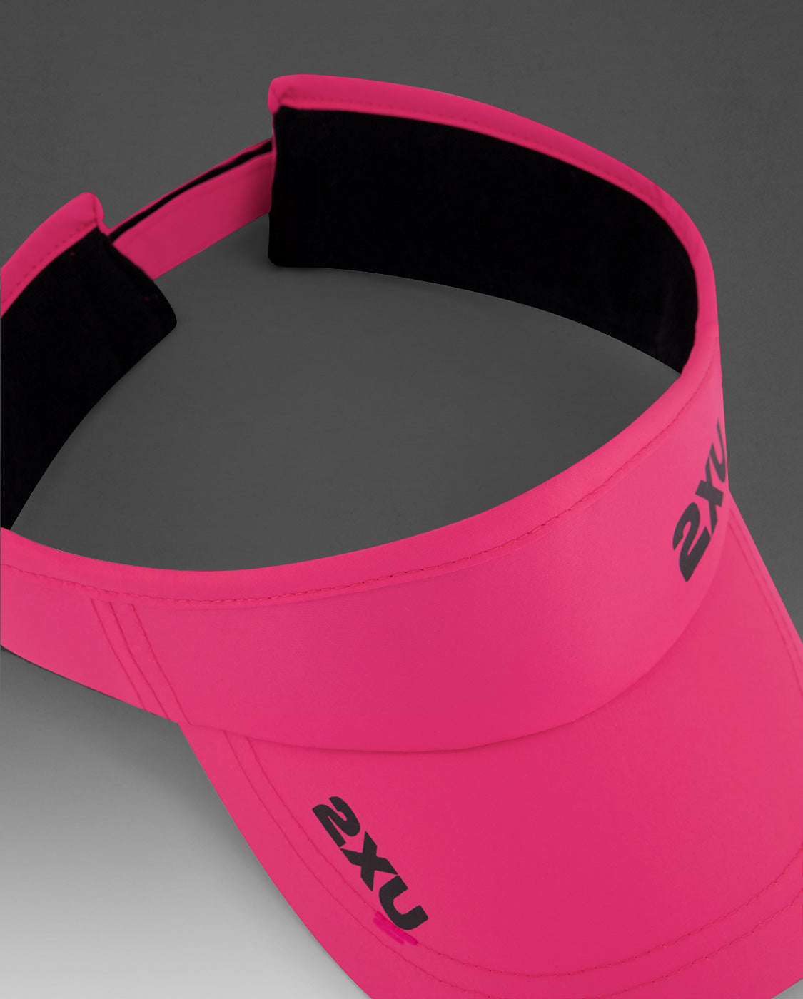 2xu-run-visor-unisex-rosa image 4
