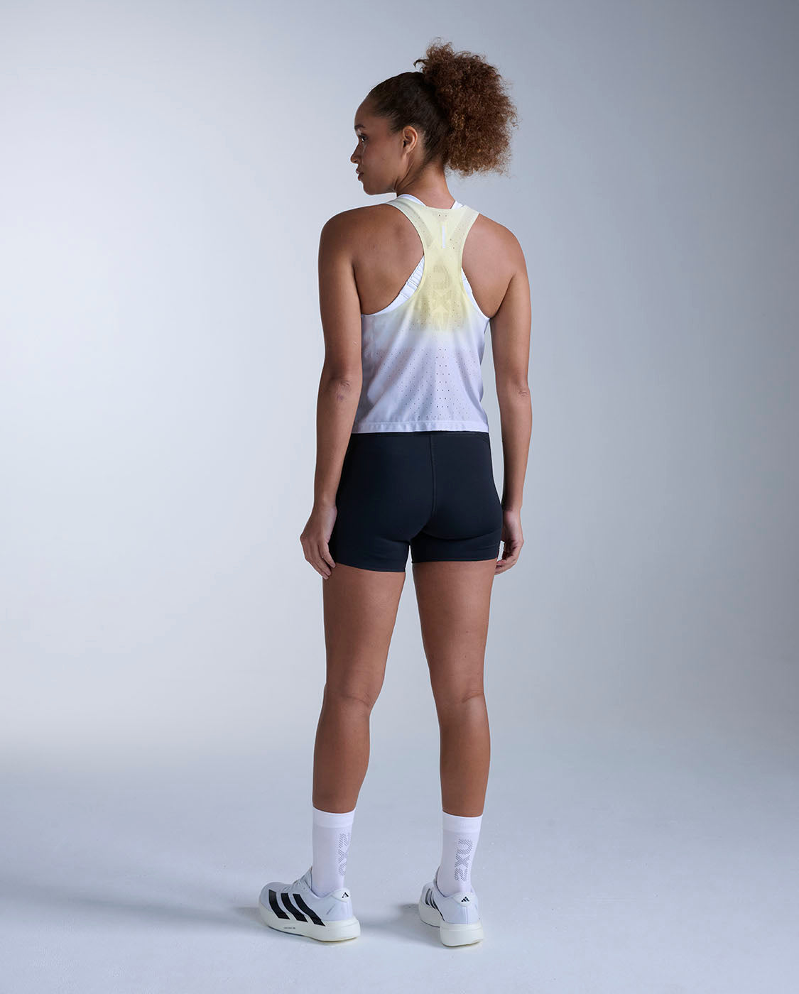 2xu-light-speed-react-crop-singlet-top-running-donna-slim image 7